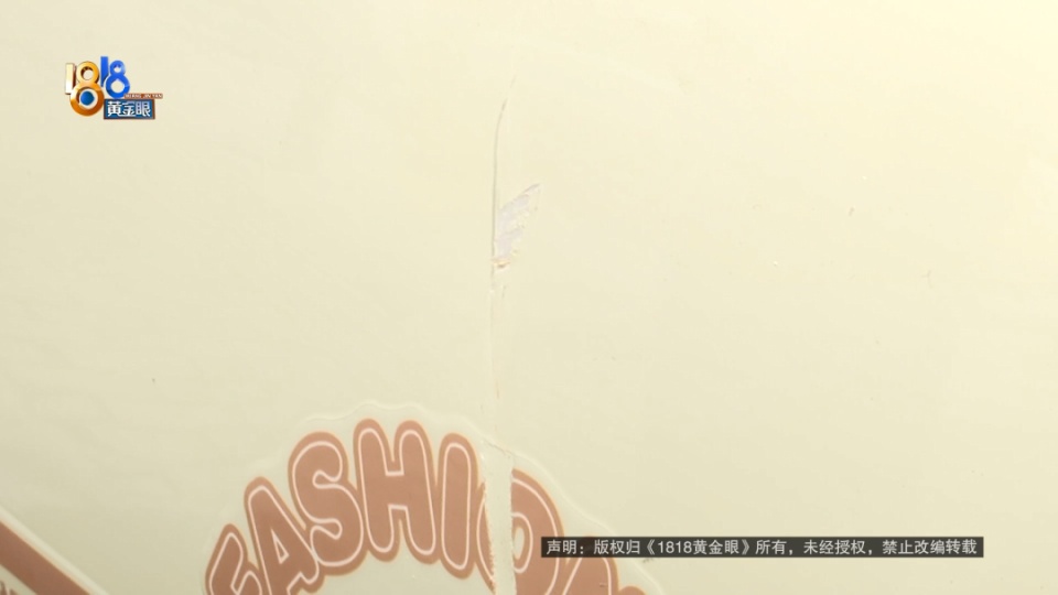 男子骑车经过餐厅被油污滑倒,讨说法竟演变成互吐口水!警方到场调解 男子骑车经过餐厅被油污滑倒,讨说法竟演变成互吐口水!警方到场调解