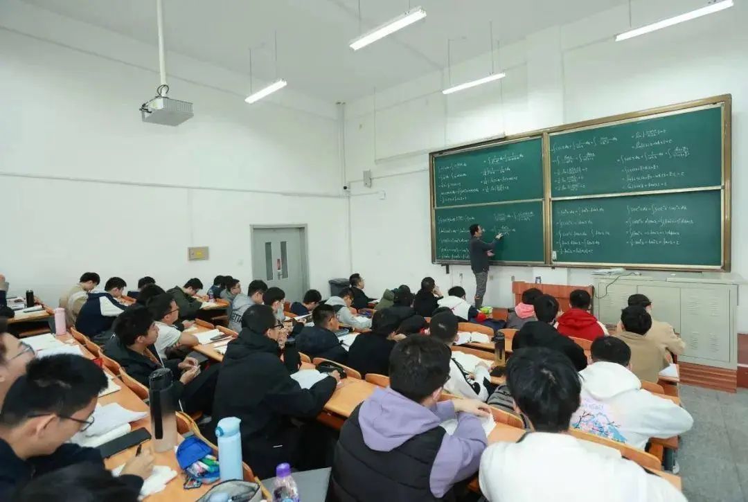 哈工大教授八屏板书火了！网友：看不懂内容，看懂了严谨！