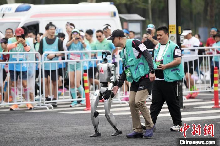 全球首个人形机器人半马在北京亦庄开跑