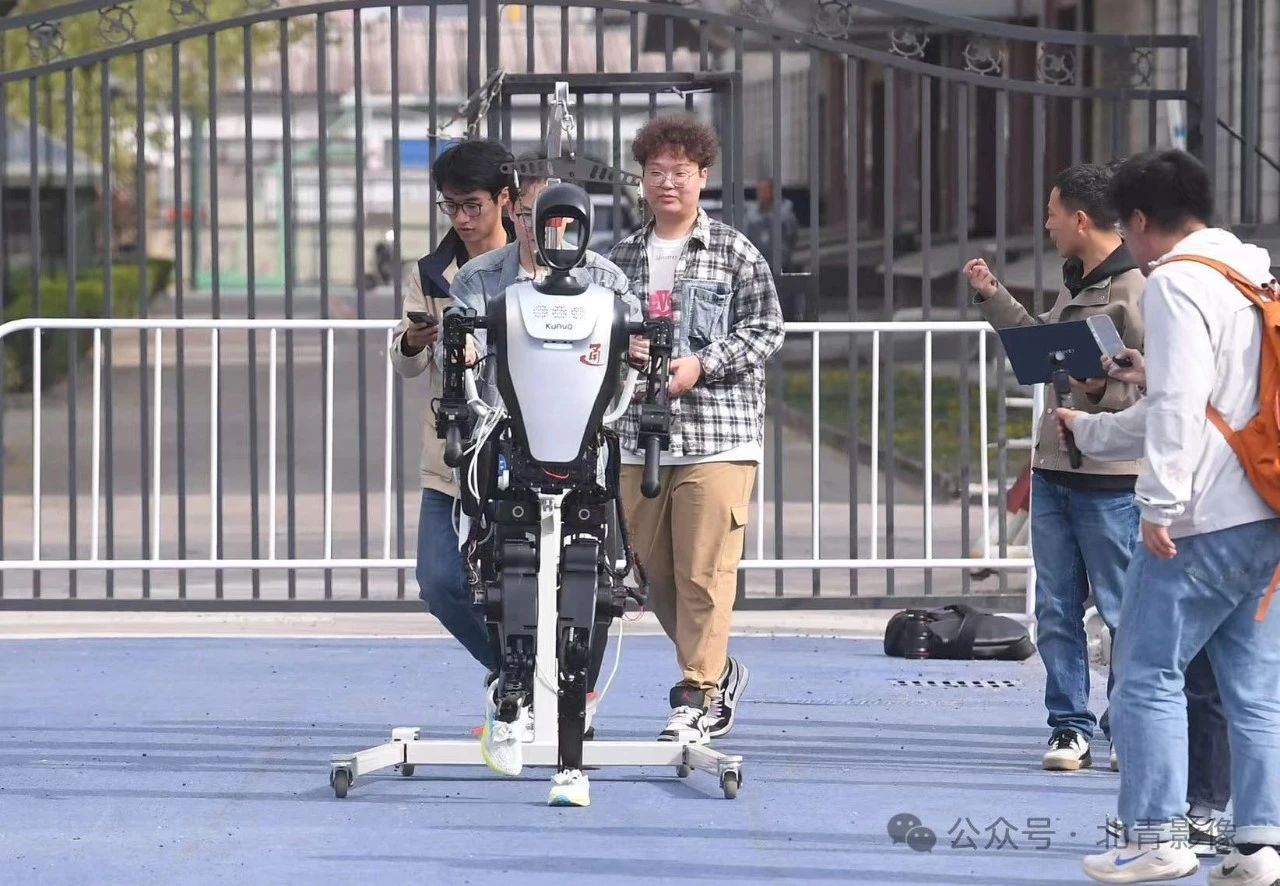 机器人半马，天工夺冠！好样的！