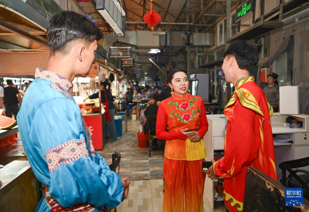 起舞夜市灯火中 起舞夜市灯火中