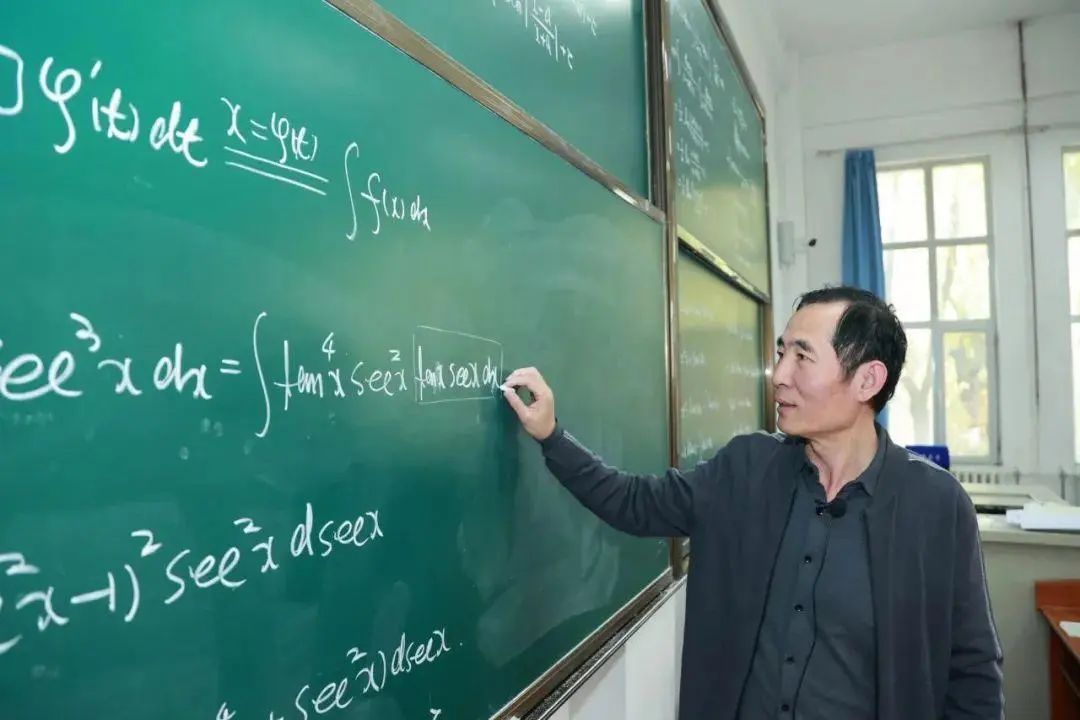 哈工大教授，八屏板书火了！