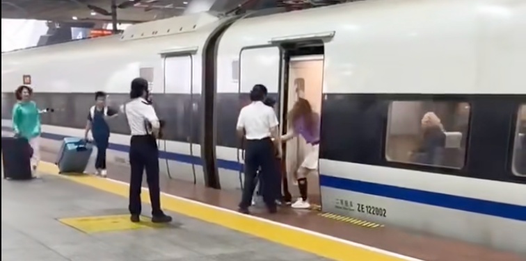 乘客伸腿阻止高铁关门!工作人员极力制止未果,官方通报>> 乘客伸腿阻止高铁关门!工作人员极力制止未果,官方通报>>