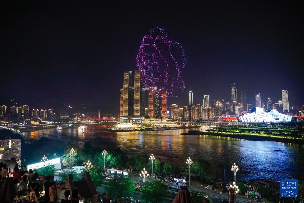 重庆启动常态化无人机灯光秀展演 重庆启动常态化无人机灯光秀展演