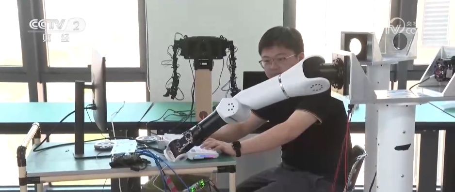 从“舞台上动起来”到“工厂里用起来” 机器人产业发展“马拉松”方兴未艾 从“舞台上动起来”到“工厂里用起来” 机器人产业发展“马拉松”方兴未艾