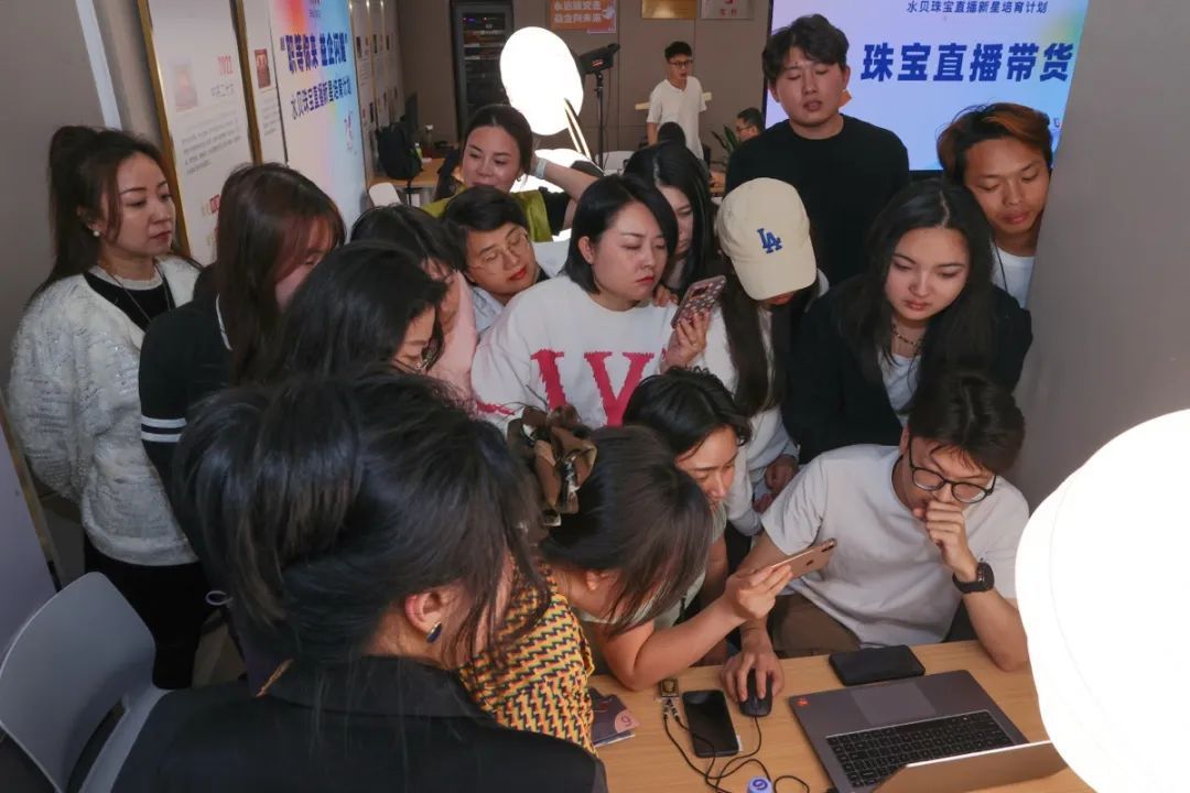 AI应用、无人机、直播带货……“爆款”课程进夜校！