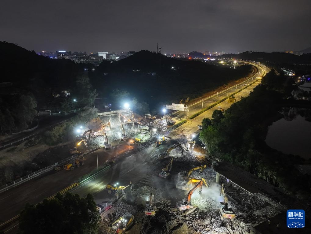 广东常虎高速改扩建拆除首个旧高架桥