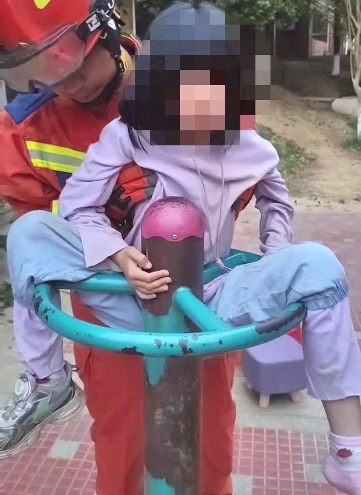 小女孩秒变“青蛙腿”被围观，网友：“铁裤衩”的姐妹版？