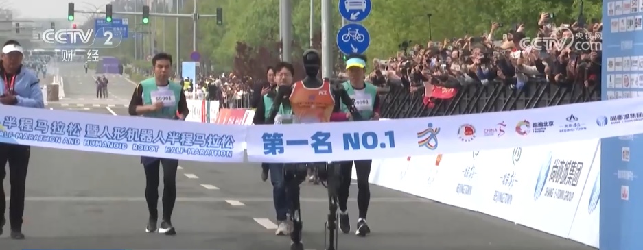 从“舞台上动起来”到“工厂里用起来” 机器人产业发展“马拉松”方兴未艾 从“舞台上动起来”到“工厂里用起来” 机器人产业发展“马拉松”方兴未艾