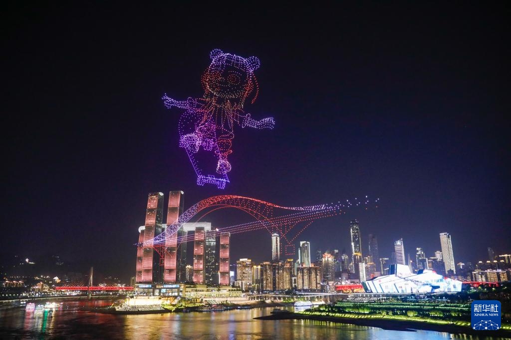 重庆启动常态化无人机灯光秀展演 重庆启动常态化无人机灯光秀展演