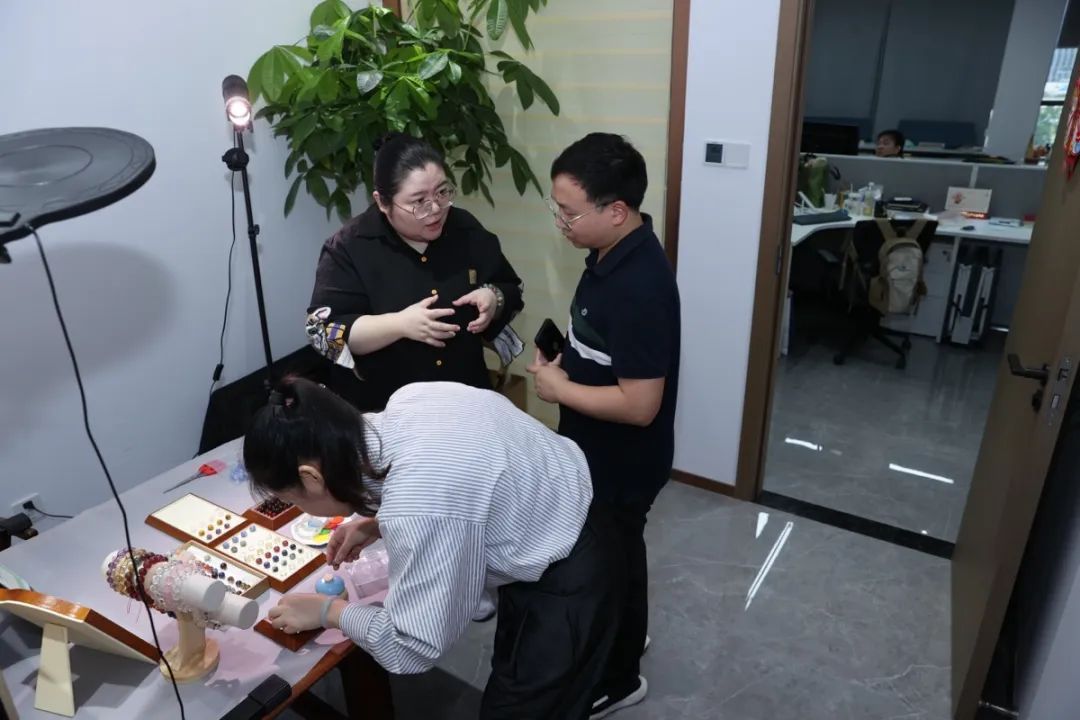 AI应用、无人机、直播带货……“爆款”课程进夜校！