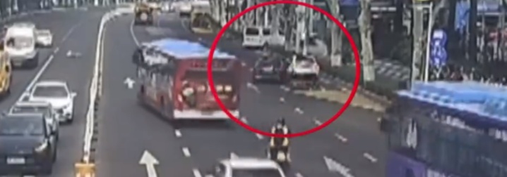 南京一男子试驾时故意撞毁5辆豪车,损失近80万!原因太离谱…… 南京一男子试驾时故意撞毁5辆豪车,损失近80万!原因太离谱……