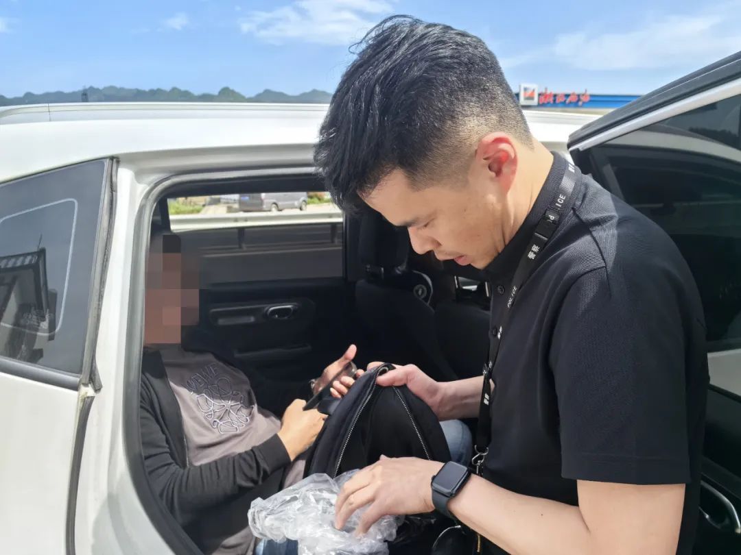 “快!就是那辆车!拦住它!” “快!就是那辆车!拦住它!”