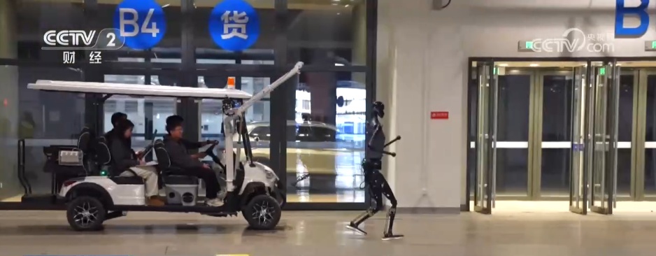 从“舞台上动起来”到“工厂里用起来” 机器人产业发展“马拉松”方兴未艾 从“舞台上动起来”到“工厂里用起来” 机器人产业发展“马拉松”方兴未艾