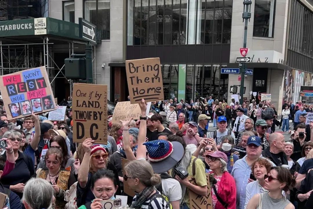 美国多地举行抗议活动，反对特朗普政府