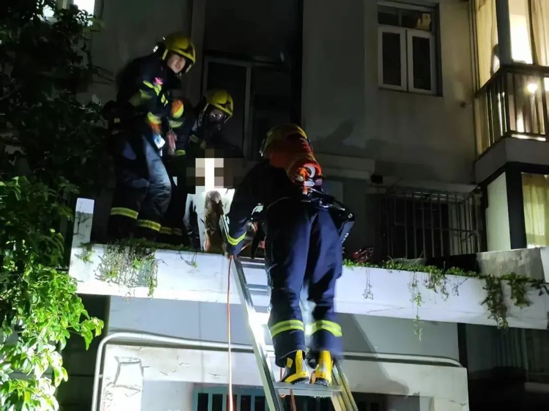 事发凌晨！沪一小区楼道内起火，两名老人被困！原因又是...