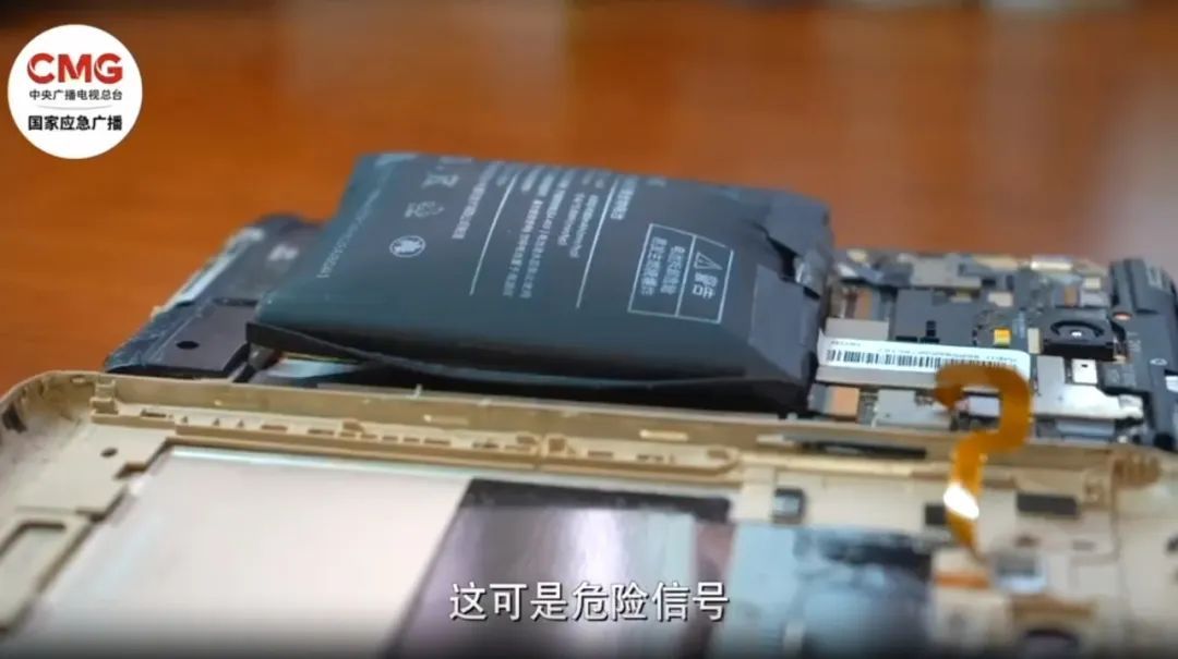 瞬间爆炸，家被烧光！看完想立刻回家拔插头……