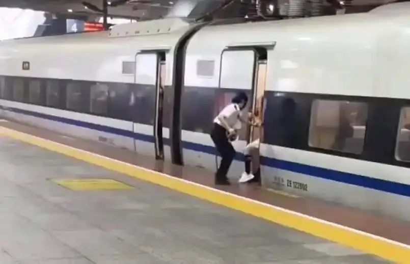 女子伸腿阻止高铁关门，已被行拘！