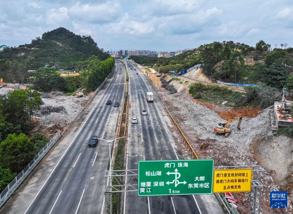 广东常虎高速改扩建拆除首个旧高架桥