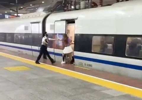 伸腿阻止高铁关门的吴某某，被拘留！