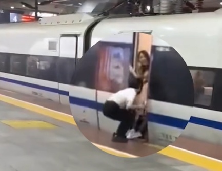 伸腿阻止高铁关门，一旅客被行拘！