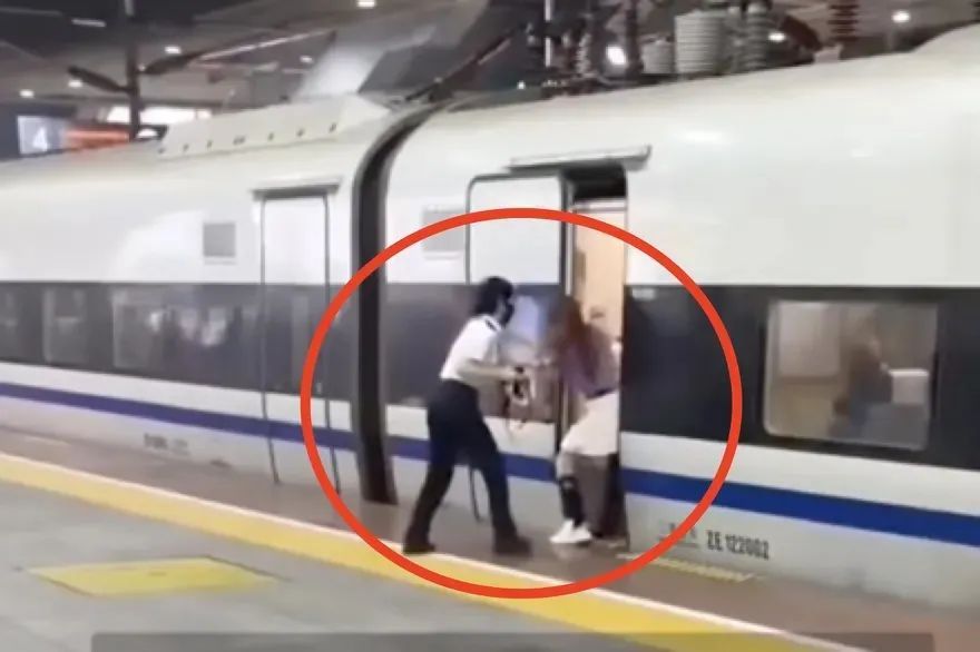 警方通报！伸腿阻止高铁关门女子被行拘