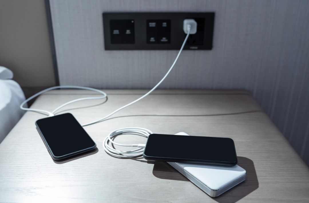 瞬间爆炸，家被烧光！看完想立刻回家拔插头……