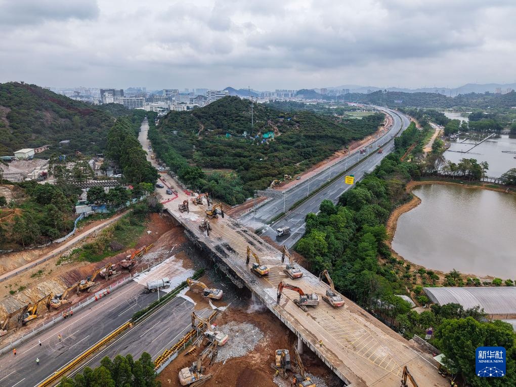 广东常虎高速改扩建拆除首个旧高架桥