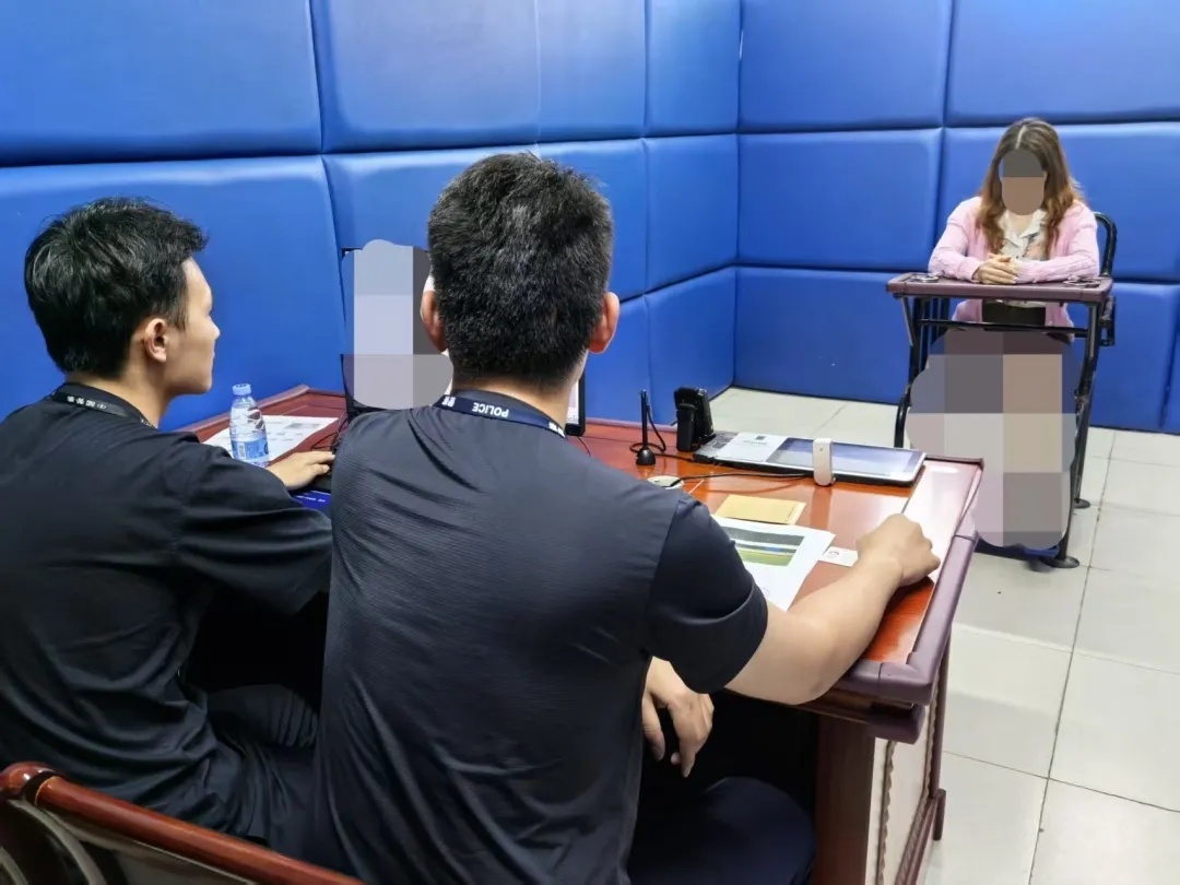 女子伸腿强行阻止高铁关门，警方通报：拘！