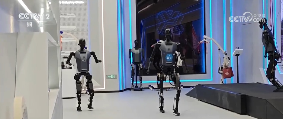 从“舞台上动起来”到“工厂里用起来” 机器人产业发展“马拉松”方兴未艾 从“舞台上动起来”到“工厂里用起来” 机器人产业发展“马拉松”方兴未艾