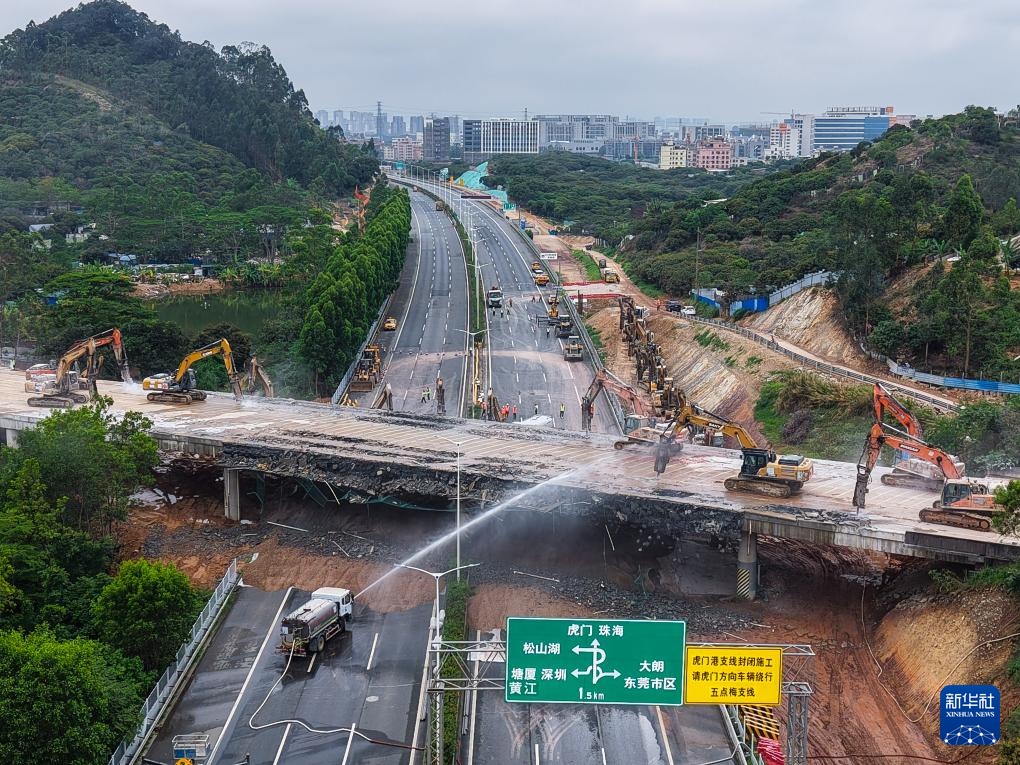 广东常虎高速改扩建拆除首个旧高架桥