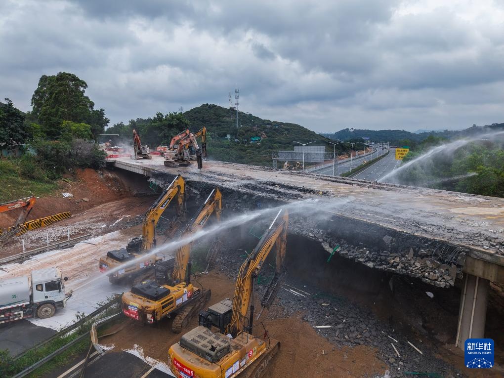 广东常虎高速改扩建拆除首个旧高架桥