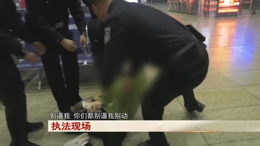 “老赖”车站被抓,竟质问法官:为何不抓我妈 ! “老赖”车站被抓,竟质问法官:为何不抓我妈 !