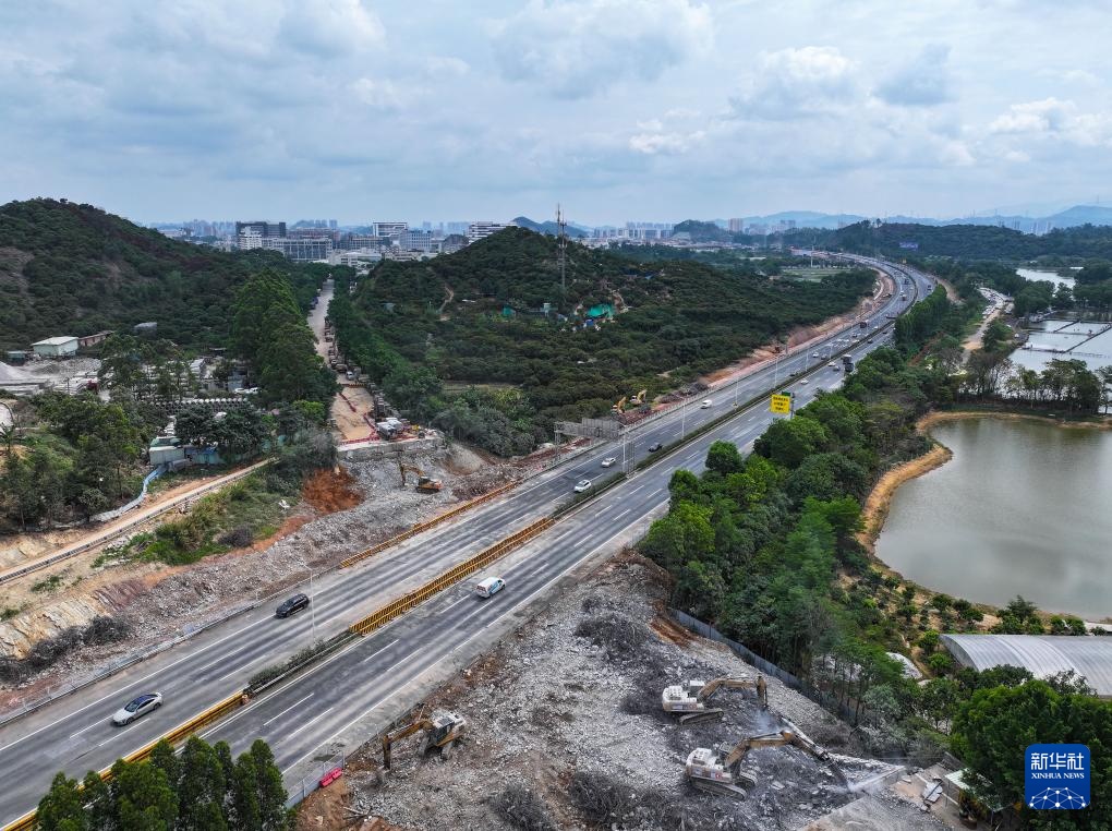 广东常虎高速改扩建拆除首个旧高架桥