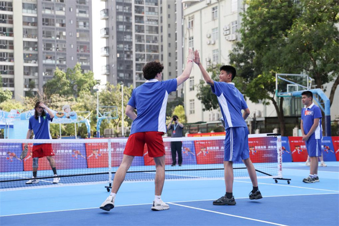 以球会友！40余名美国师生访华