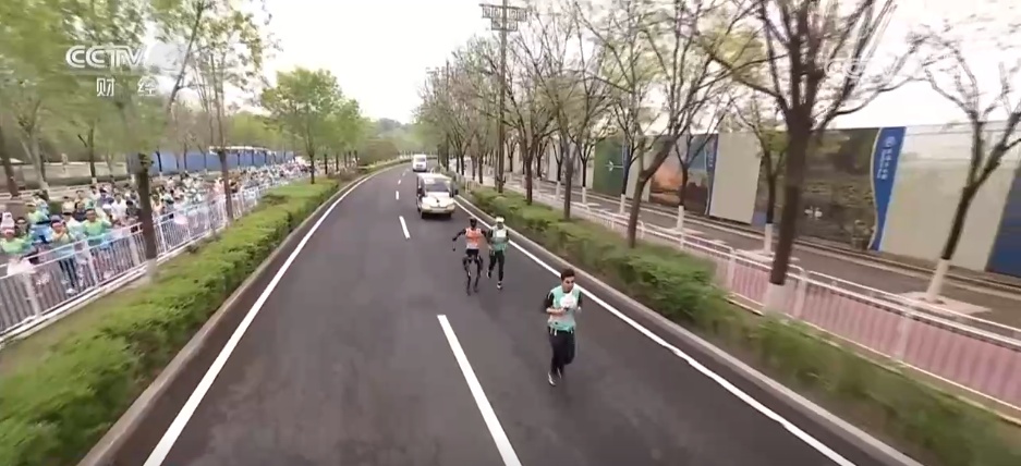 从“舞台上动起来”到“工厂里用起来” 机器人产业发展“马拉松”方兴未艾 从“舞台上动起来”到“工厂里用起来” 机器人产业发展“马拉松”方兴未艾