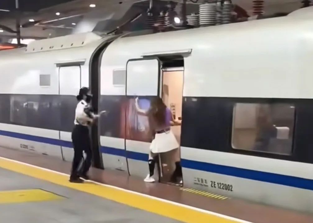 旅客吴某某（女，43岁）已行拘！这个动作引众怒