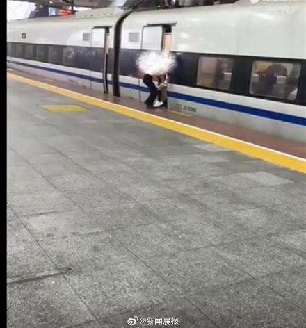 女子伸腿阻止高铁关门：高铁车门风波别把任性当义气