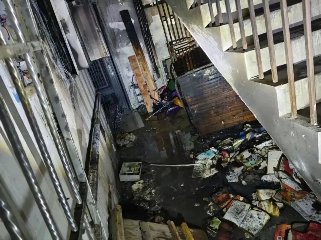 上海一小区凌晨楼道内起火，两名老人被困