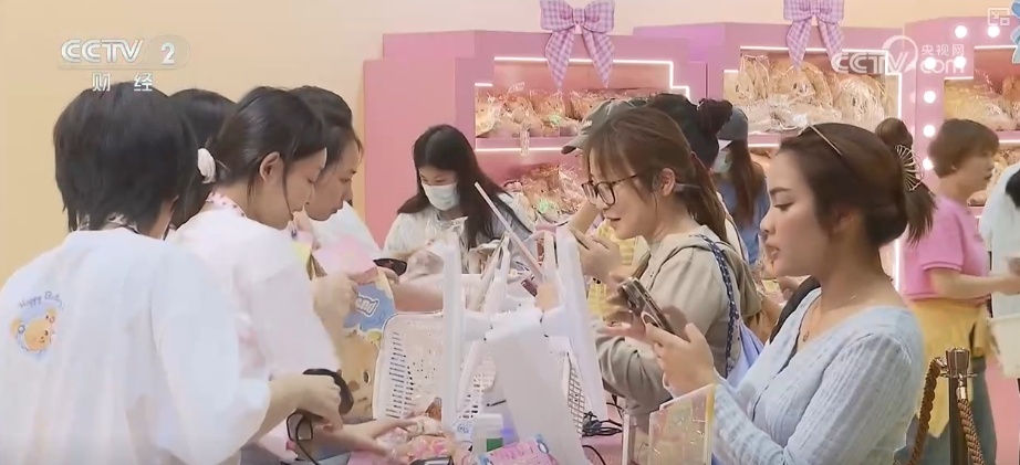 “五一”假期临近消费市场呈现红火态势 多样场景+“顶流”产品引客来 “五一”假期临近消费市场呈现红火态势 多样场景+“顶流”产品引客来