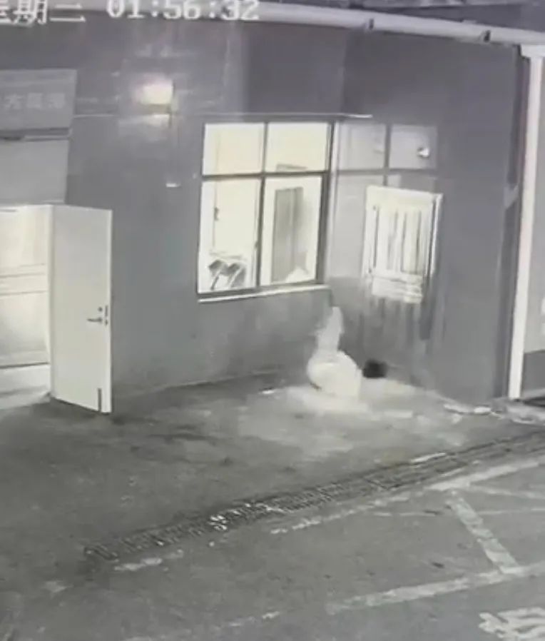 情侣吵架，男子突然撞破酒店一楼窗户跑出！酒店、派出所回应→
