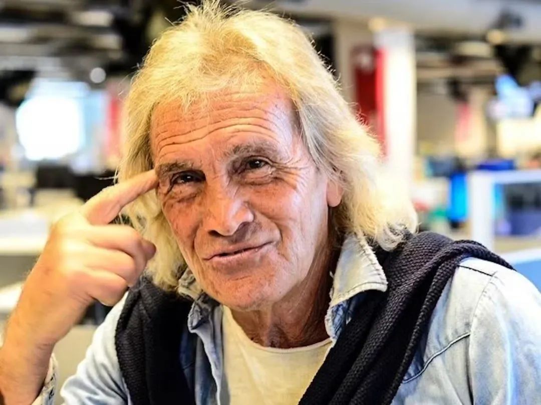 阿根廷传奇门将加蒂病逝享年80岁，遛狗时摔倒，晚年频批梅西
