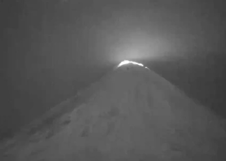 亚欧大陆最高活火山开始喷发
