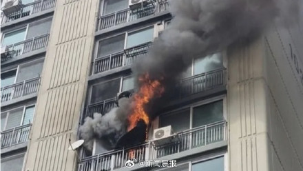 韩国首尔公寓楼火灾已致1死11伤,警方:一60多岁男性故意纵火 韩国首尔公寓楼火灾已致1死11伤,警方:一60多岁男性故意纵火