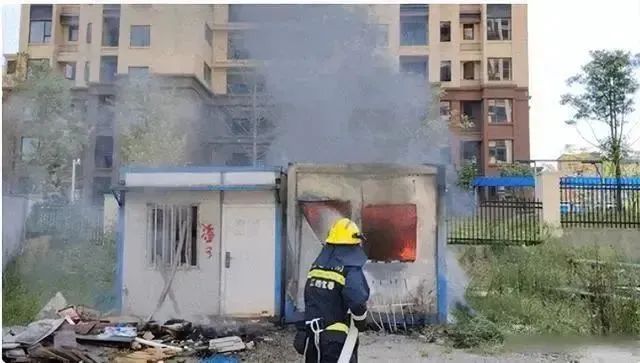 瞬间爆炸，家被烧光！看完想立刻回家拔插头……