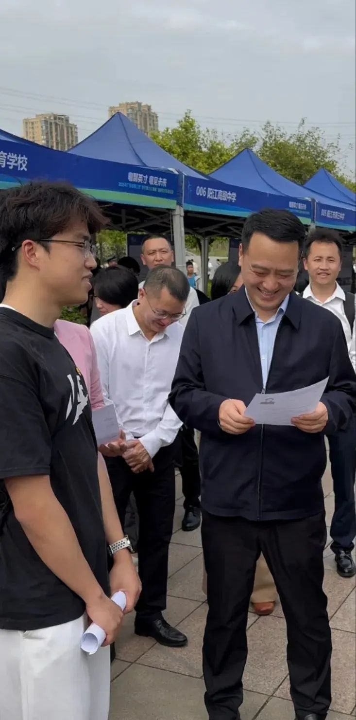 “向市长自荐找工作的大学生”上热搜！网友质疑博眼球，本人回应......