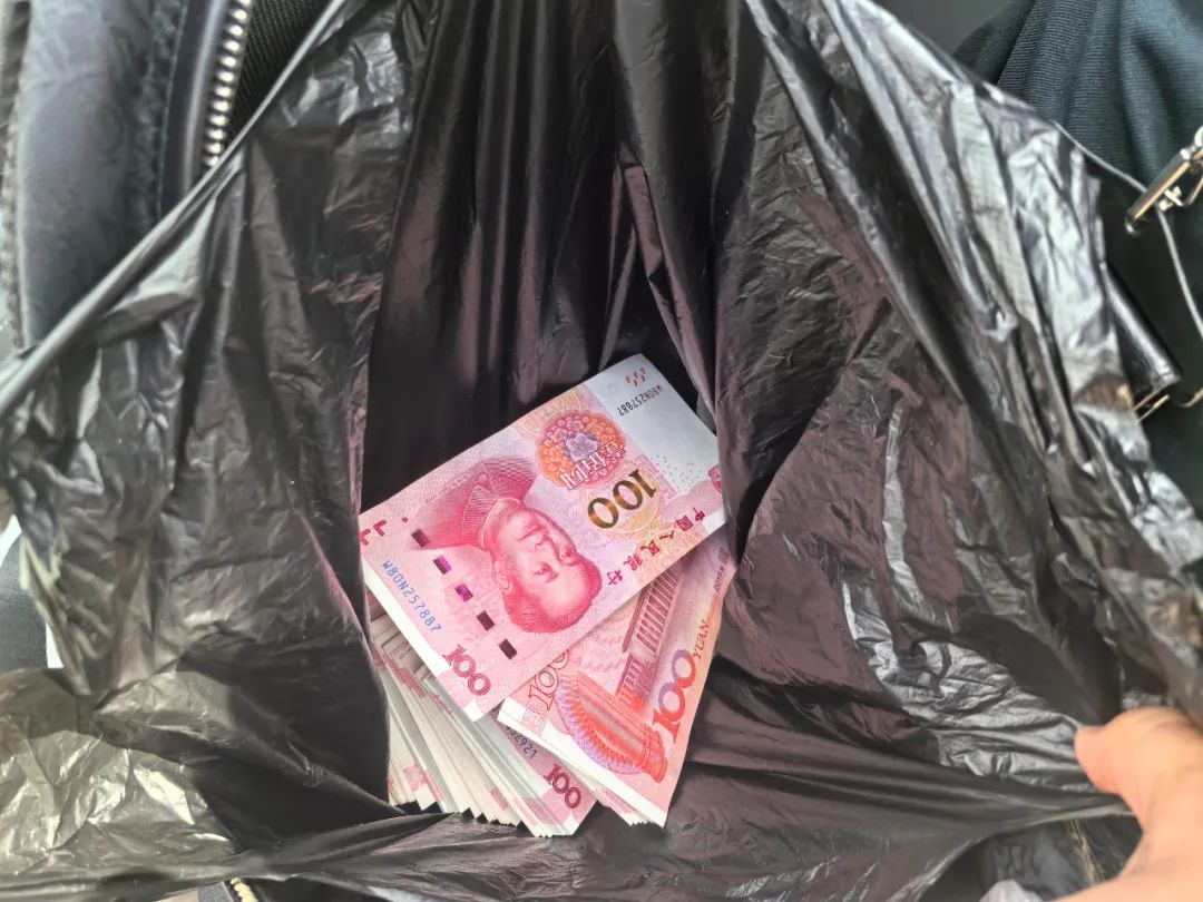 快，拦住那辆车！
