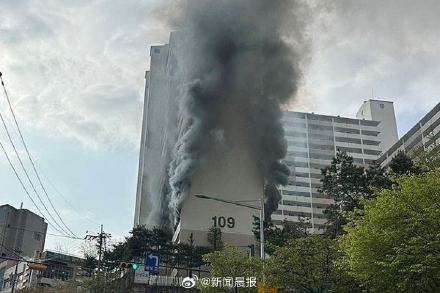 韩国首尔公寓楼火灾已致1死11伤,警方:一60多岁男性故意纵火 韩国首尔公寓楼火灾已致1死11伤,警方:一60多岁男性故意纵火