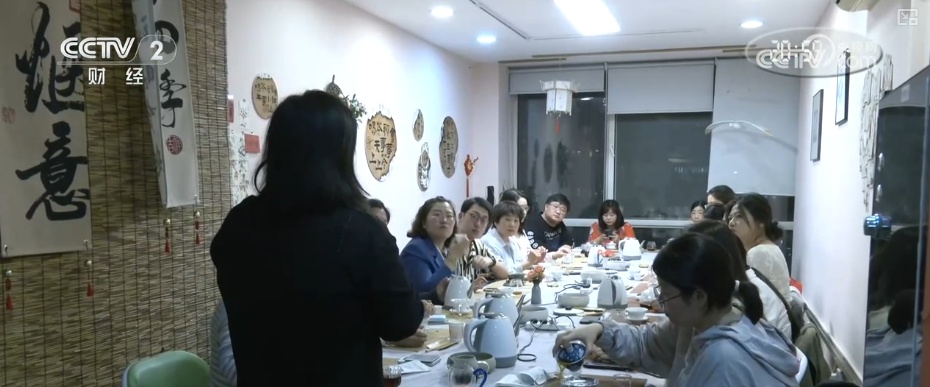 “新型夜校”释放火热新消费 素人改造、达人合作……门店有了新变化