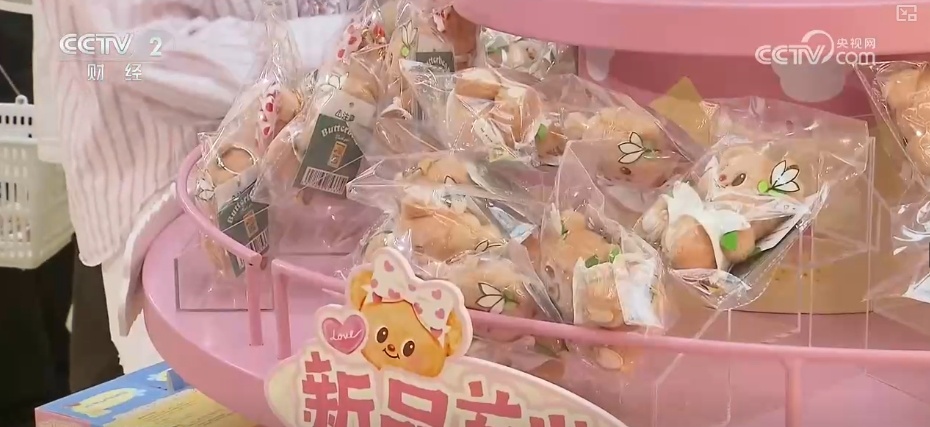 “五一”假期临近消费市场呈现红火态势 多样场景+“顶流”产品引客来 “五一”假期临近消费市场呈现红火态势 多样场景+“顶流”产品引客来